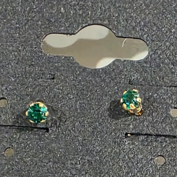 Swarovski Crystal Stud Earrings – Gold Overlay - Green Stone - Luxury Jewelry - Picture 5 of 6